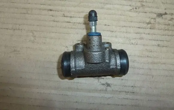 Mazda 323 Front brake caliper J3233013