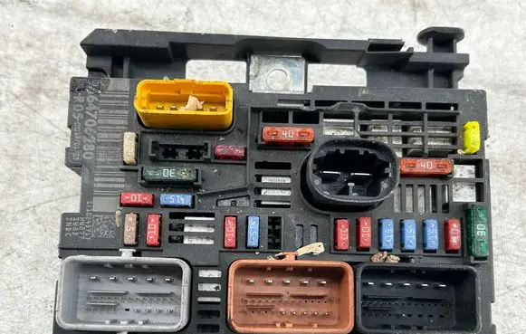 Peugeot 308 Fuse module 9664706280