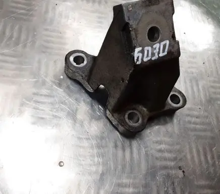 Engine mounting bracket
