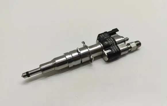 BMW 5 E60 E61 Fuel injector 7589048 758904811 13537589048
