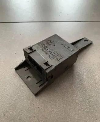 Renault Trafic II (X83) Door control unit/module 7700822928