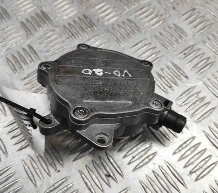 Volkswagen Golf V Vacuum pump 06D145100E