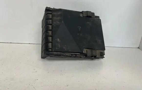 Volkswagen Tiguan Fuse box cover 1K0947132F 17180061