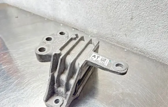 Opel Insignia A Engine mount bracket 13227712