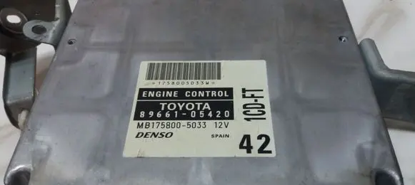 Toyota Avensis T220 Engine control unit/module 8966105420