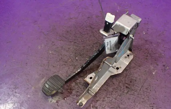 Renault Clio III Brake pedal 8200696862A