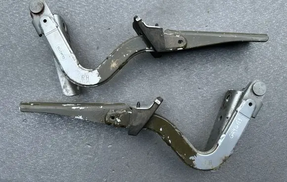 Nissan Patrol Y61 Engine bonnet/hood hinges 65400VD200 65401VD200
