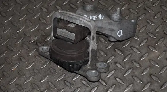 Nissan X-Trail T32 Engine mount bracket 150321C