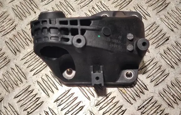 Mercedes-Benz C W205 Engine mounting bracket A64222361
