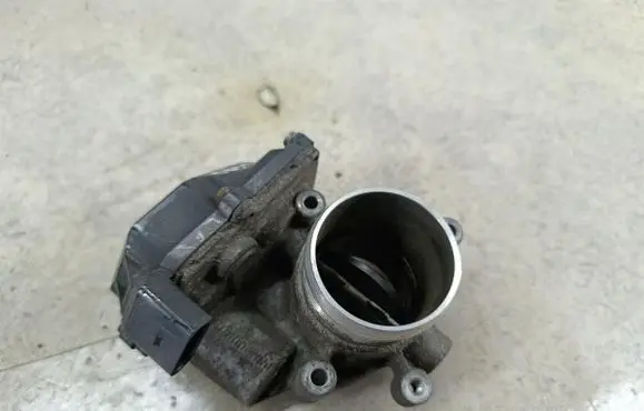 Volkswagen PASSAT B7 Throttle body valve 03L128063R