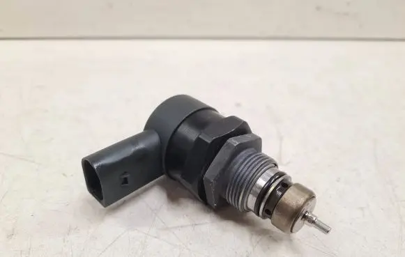 BMW 5 E60 E61 Fuel pressure regulator 0281002481 20276060 220205