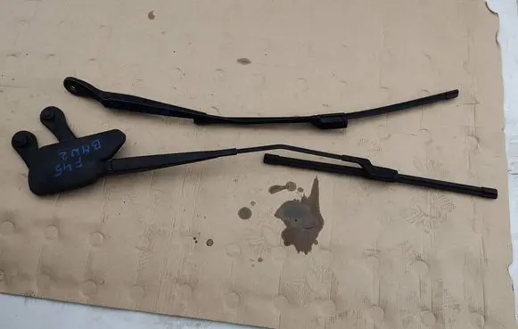 Front wiper blade arm