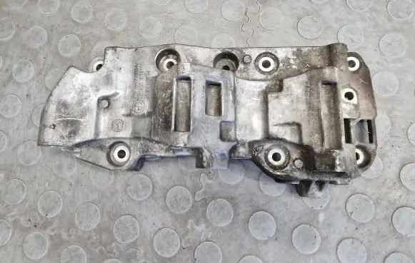BMW 3 E90 E91 A/C compressor mount bracket 8506863
