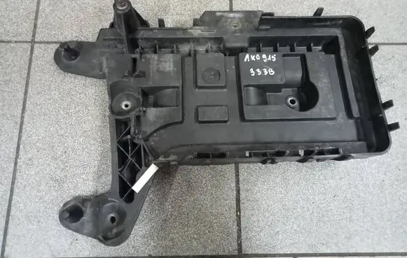 Volkswagen PASSAT B6 Battery box tray 1K0915333B