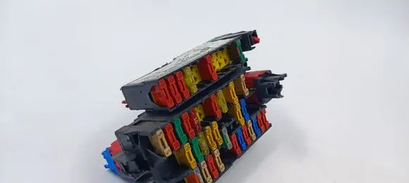 Peugeot 607 Fuse module 9639890580