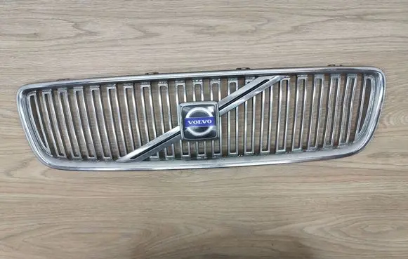 Volvo V70 Front bumper upper radiator grill 08693346