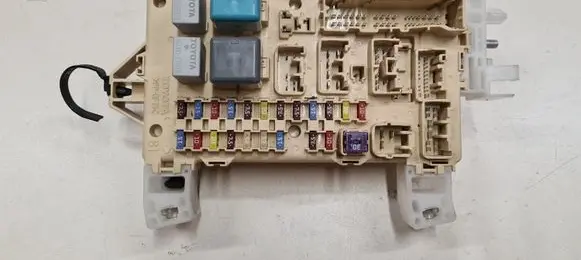 Toyota Corolla Verso AR10 Fuse module 892210F030 9008087019