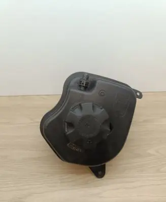 Coolant expansion tank/reservoir