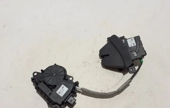 Loading door lock