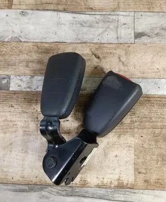 Saab 9-5 Middle seatbelt buckle (rear) 