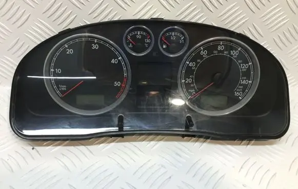Volkswagen PASSAT B5.5 Speedometer (instrument cluster) 3B0920927A