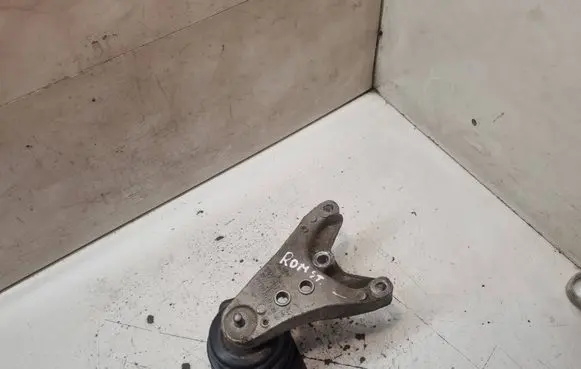 Engine mounting bracket
