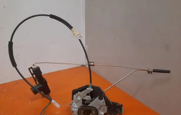 Volkswagen Fox Front door lock 5Z3837014