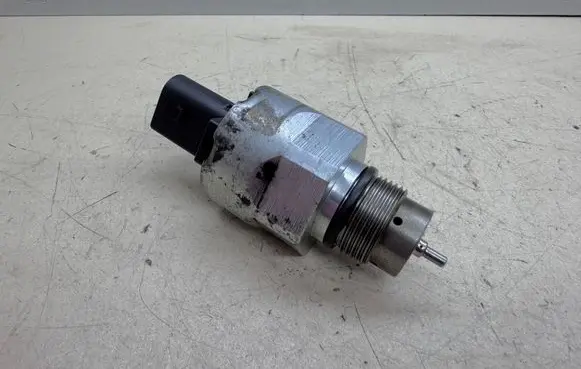 Volkswagen Golf VI Fuel pressure regulator 03L130764A 48B13640A02