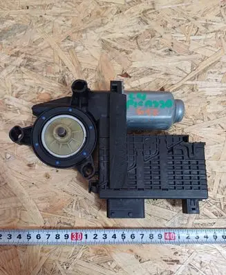 Citroen C4 I Picasso Front door window regulator motor 9682495880