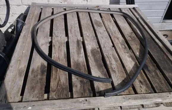 Toyota Yaris Rear door rubber seal (on body) 