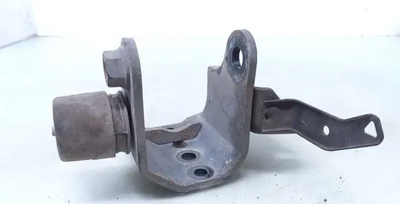 Toyota Avensis T270 Engine mounting bracket