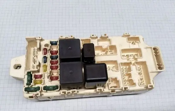 Mitsubishi Space Wagon Fuse module 8G210510
