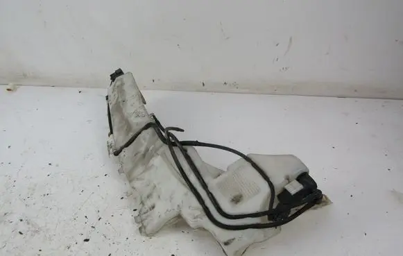 Ford Focus Windshield washer fluid reservoir/tank 8M5TF221050A