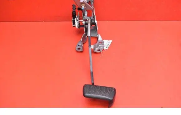Accelerator throttle pedal