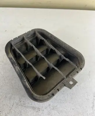 Quarter panel pressure vent