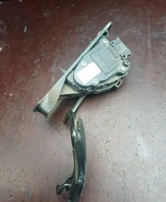 Accelerator throttle pedal