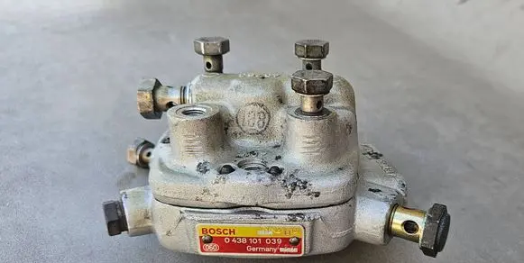 Audi 100 200 5000 C3 Fuel distributor 0438101039 16270