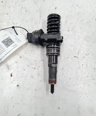 Volkswagen PASSAT B6 Fuel injector 038130073AG