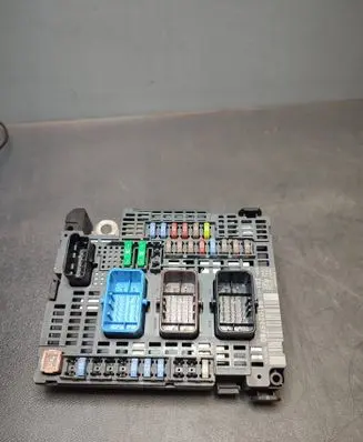 Peugeot 308 Fuse module 9810295780