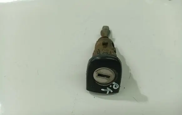 Volkswagen Golf V Front door lock (next to the handle) 