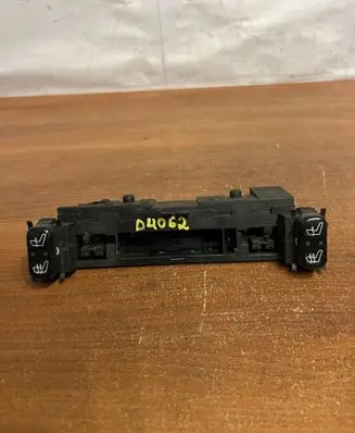Mercedes-Benz E W210 Seat heating switch 2108200151 D4062