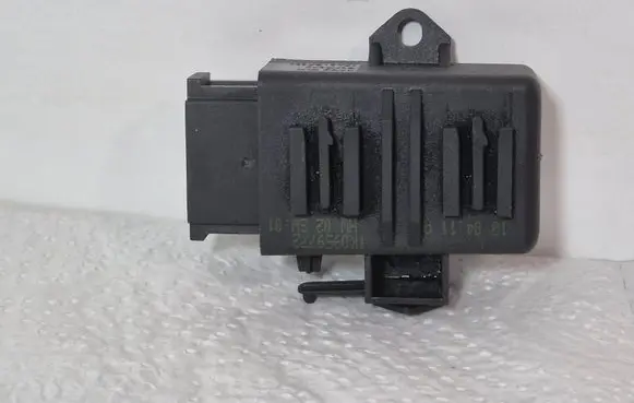 Volkswagen PASSAT B7 Seat heating relay 1K0959772