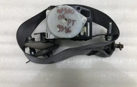 Nissan NP300 Rear seatbelt