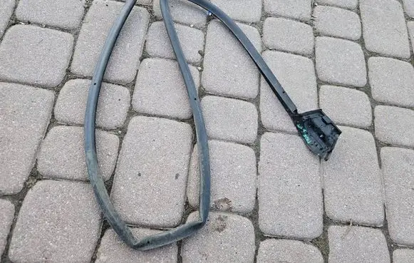 Opel Mokka B Rubber seal rear door 9834793880