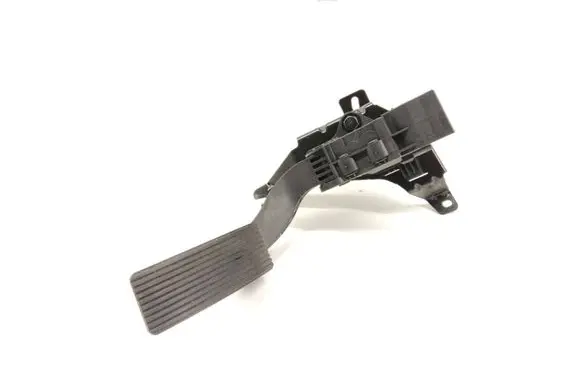 Accelerator throttle pedal
