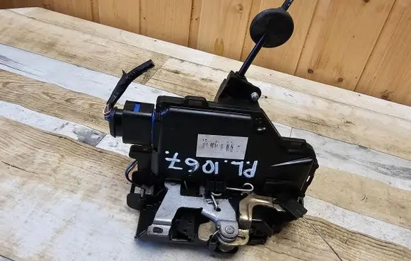 Seat Leon (1P) Front door lock 301837015