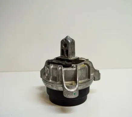 BMW 5 F10 F11 Engine mount bracket 6786528