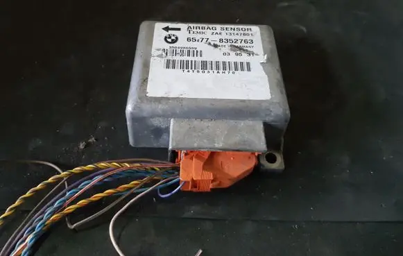 BMW 5 E34 Airbag control unit/module 8352763