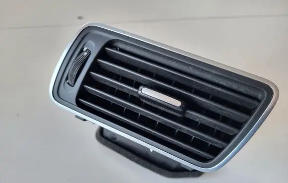 Volkswagen PASSAT B7 Dashboard side air vent grill/cover trim
