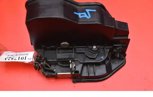 BMW X3 E83 Front door lock 7167071